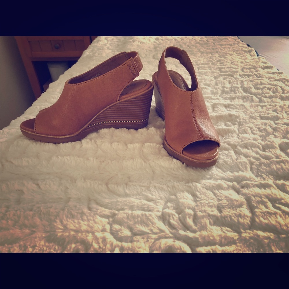 Super cute & comfy Sorel leather, wedge sandals!